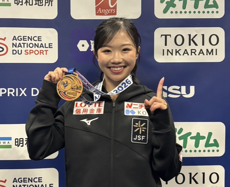 GPシリーズ・フランス杯で優勝し、金メダルを掲げて笑顔を見せる中井亜美（撮影・松本愛香）