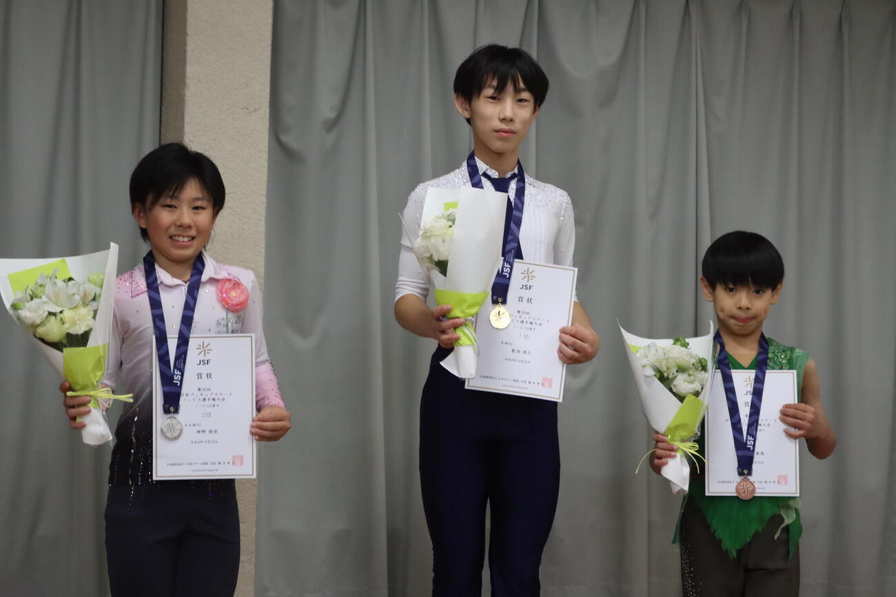 全日本ノービス選手権ノービスA男子で優勝した菊地英仁（中央）。左は2位の神野琉衣、右は3位藤本東馬