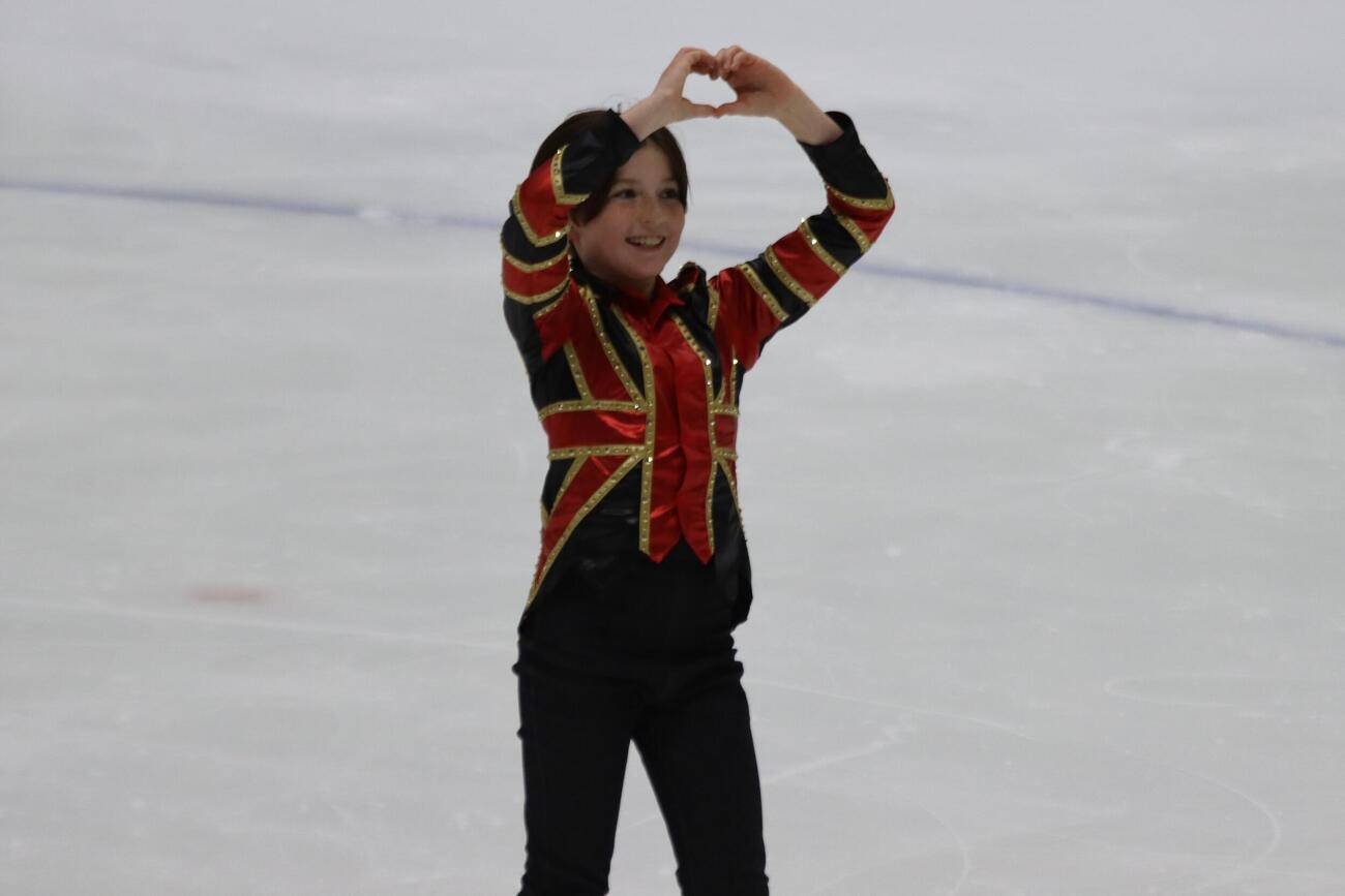 全日本ノービス選手権ノービスA男子　演技を終え、両手でハートを作る中田序珠亜
