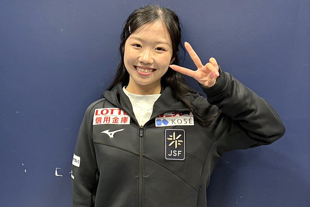 一夜明け会見で取材に応じ笑顔でポーズを決める中井亜美（撮影・松本愛香通信員）