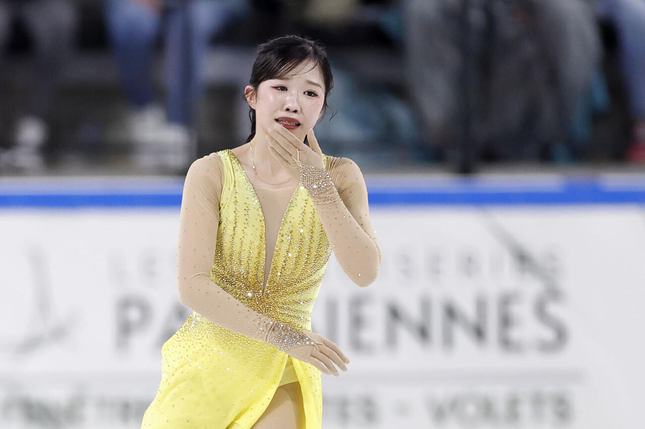 女子フリーの演技を終え、涙ぐむ中井亜美。逆転で2連覇した（共同）