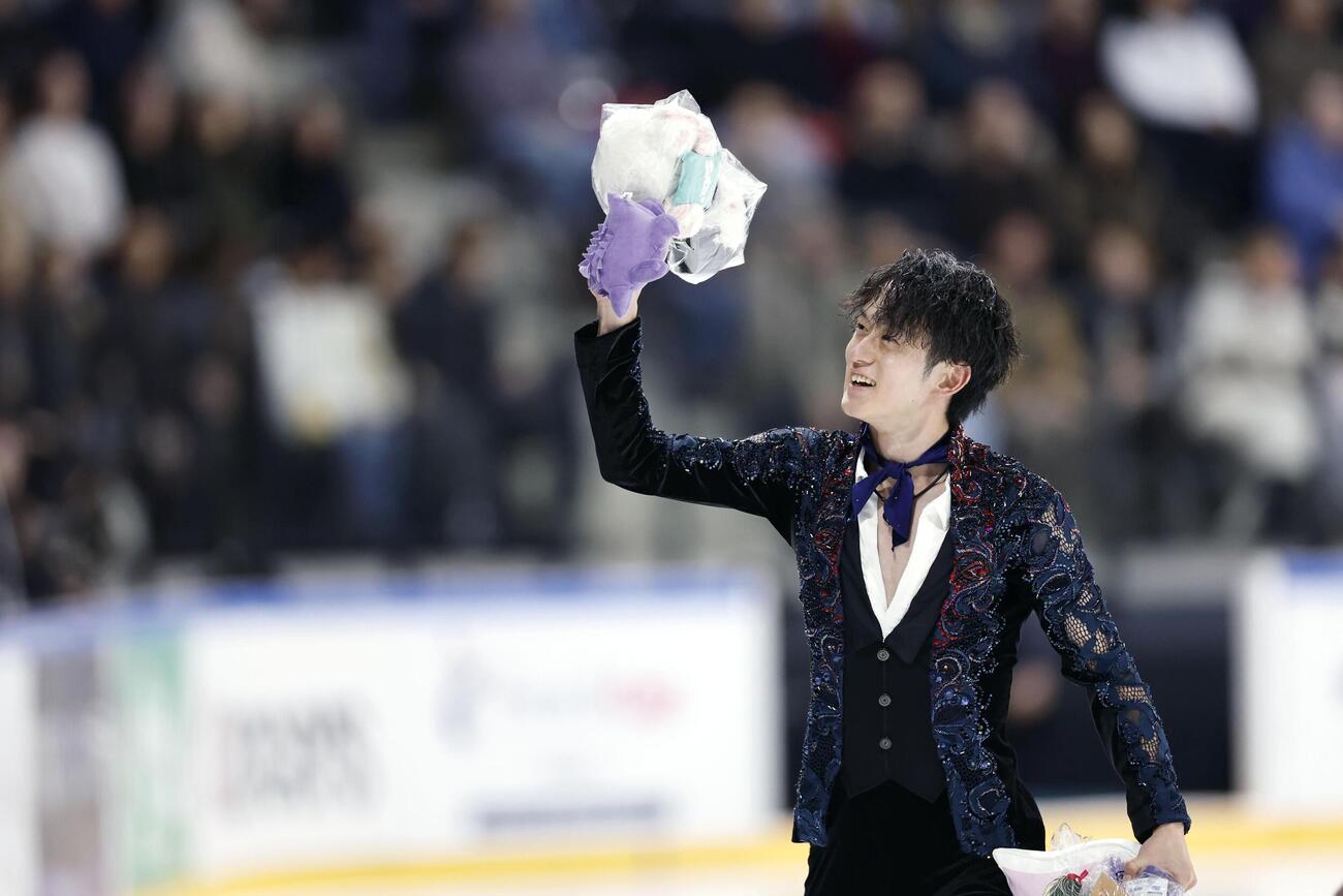 男子フリーの演技を終え、観客に手を振る山本草太＝アンジェ（共同）