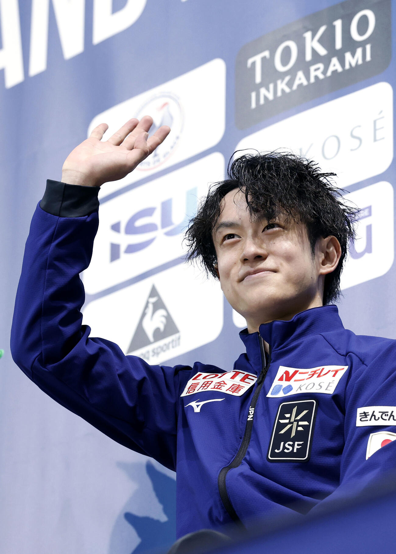 男子フリーの得点を確認し、手を振る山本草太＝アンジェ（共同）