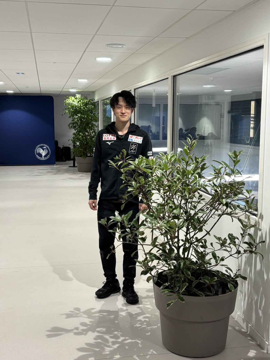 フランス杯の総括取材で写真に納まる山本（撮影・松本愛香通信員）