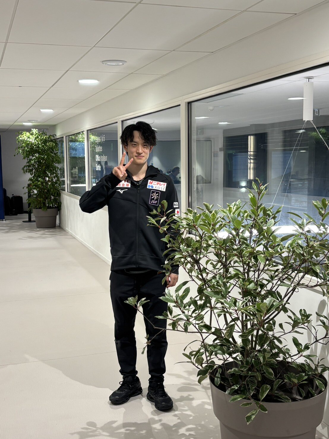 フランス杯の総括取材で写真に納まる山本（撮影・松本愛香通信員）