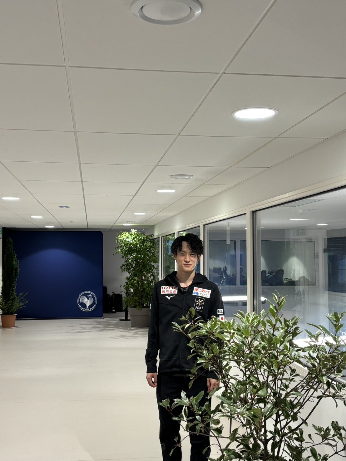 フランス杯の総括取材で写真に納まる山本（撮影・松本愛香通信員）