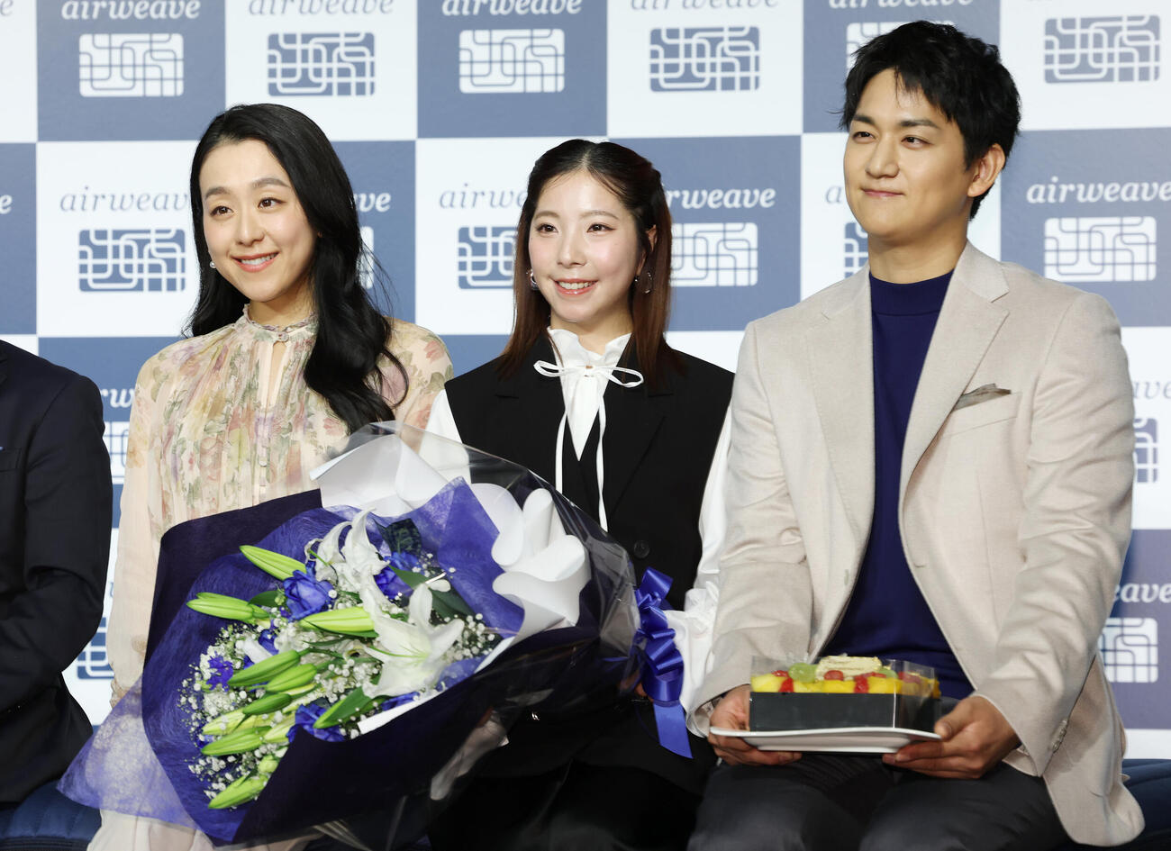 エアウィーヴ新商品発表会でフォトセッションに納まる浅田真央さん（左）、三浦璃来さん（中央）、木原龍一さん（撮影・宮地輝）