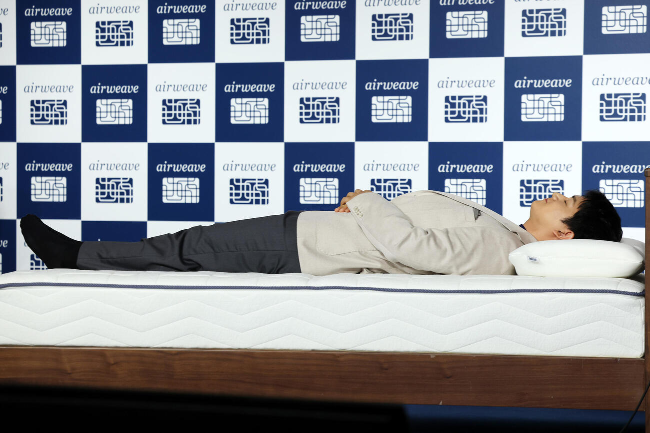 エアウィーヴベッドマットレスを体験する木原龍一さん（撮影・宮地輝）