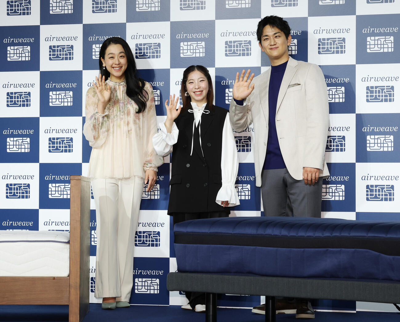 エアウィーヴ新商品発表会で笑顔で手を振る浅田真央さん（左）、三浦璃来さん（中央）、木原龍一さん（撮影・宮地輝）