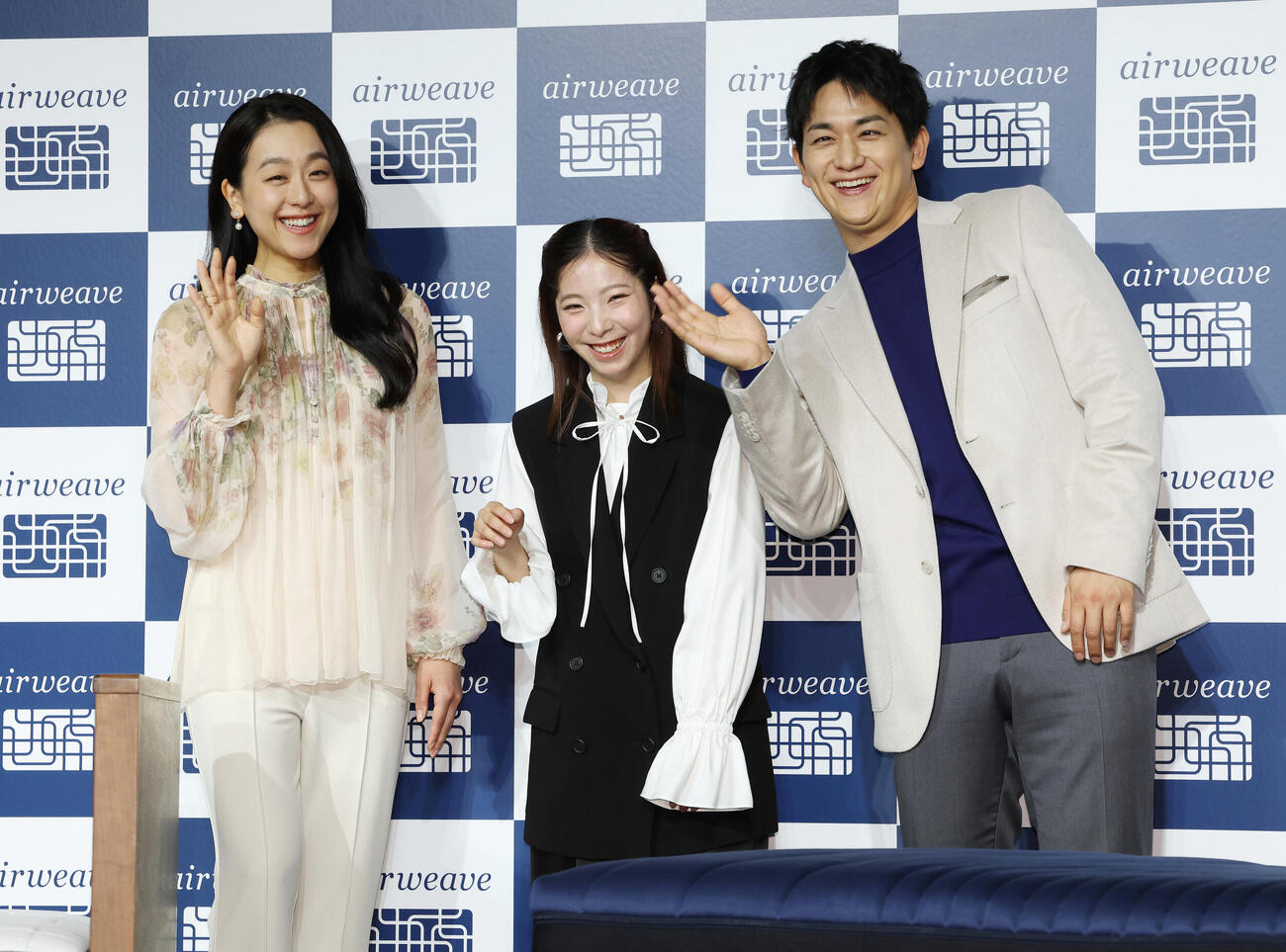 エアウィーヴ新商品発表会で笑顔で手を振る浅田真央さん（左）、三浦璃来さん（中央）、木原龍一さん（撮影・宮地輝）