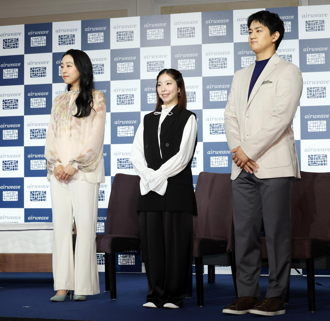 エアウィーヴ新商品発表会に登壇した浅田真央さん（左）、三浦璃来さん（中央）、木原龍一さん（撮影・宮地輝）