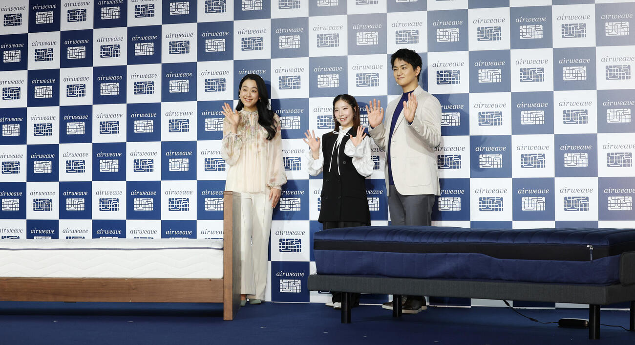 エアウィーヴ新商品発表会でフォトセッションに納まる浅田真央さん（左）、三浦璃来さん（中央）、木原龍一さん（撮影・宮地輝）