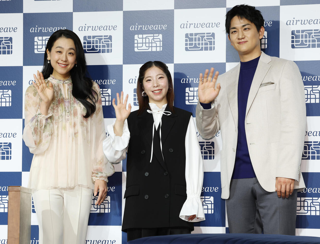 エアウィーヴ新商品発表会でフォトセッションに納まる浅田真央さん（左）、三浦璃来さん（中央）、木原龍一さん（撮影・宮地輝）