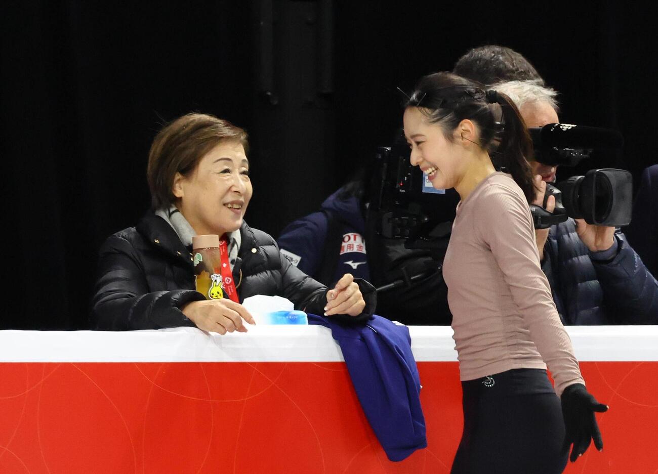 GPシリーズ・スケートカナダの前日練習に参加した三宅咲綺（右）と笑顔を見せる中野園子コーチ（撮影・藤塚大輔）