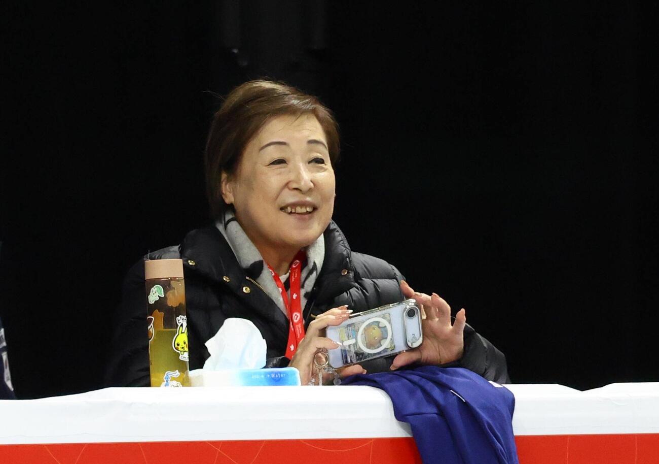 GPシリーズ・スケートカナダの前日練習で三宅咲綺を笑顔で見守る中野園子コーチ（撮影・藤塚大輔）