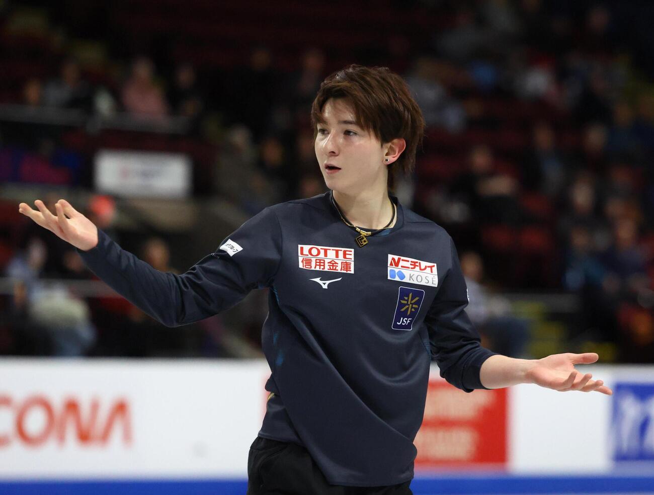 GPシリーズ・スケートカナダ　前日練習で両手を広げる中田璃士（撮影・藤塚大輔）