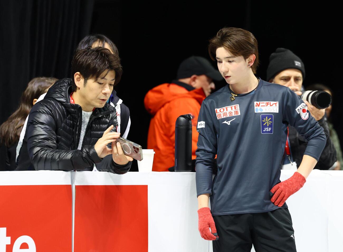GPシリーズ・スケートカナダ　前日練習で中田璃士（右）に声をかける父・誠人コーチ（撮影・藤塚大輔）