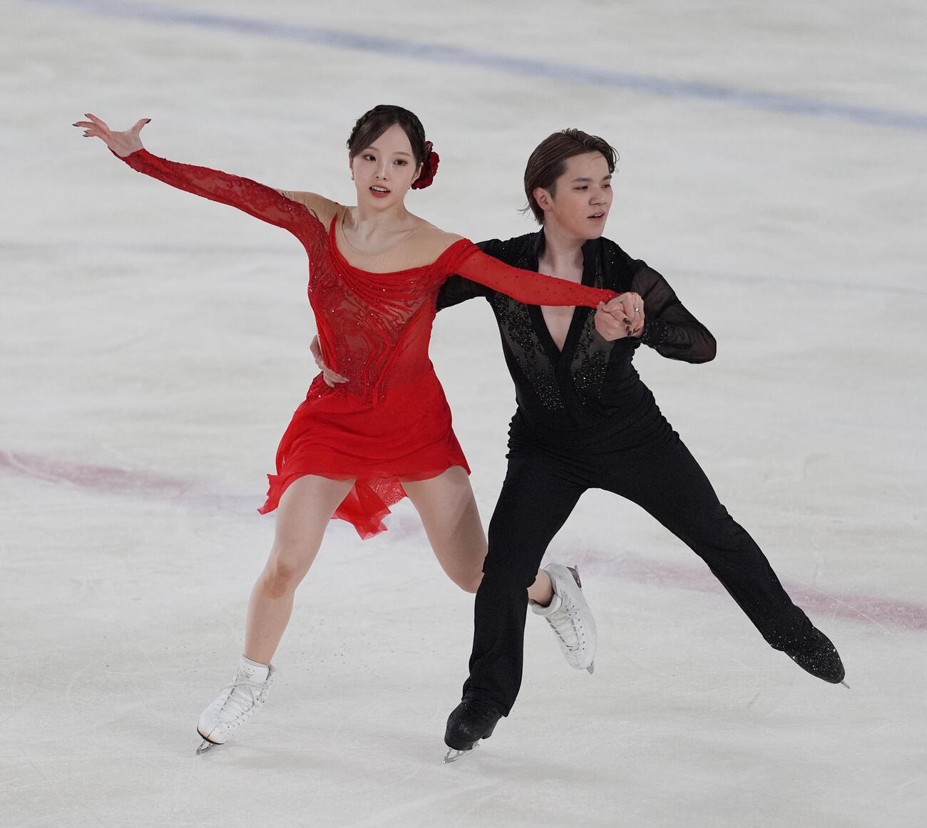 アイスダンスデビュー戦でリズムダンスの演技を披露する本田真凜、宇野昌磨組（撮影・小沢裕）
