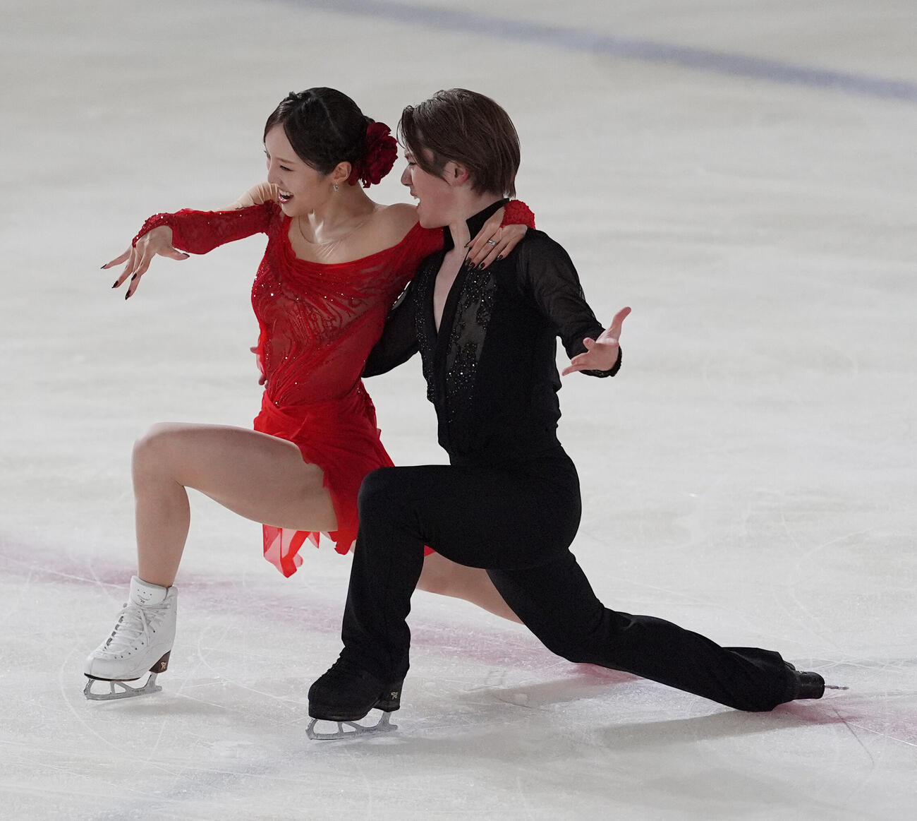 アイスダンスデビュー戦でリズムダンスの演技を披露する本田真凜、宇野昌磨組（撮影・小沢裕）