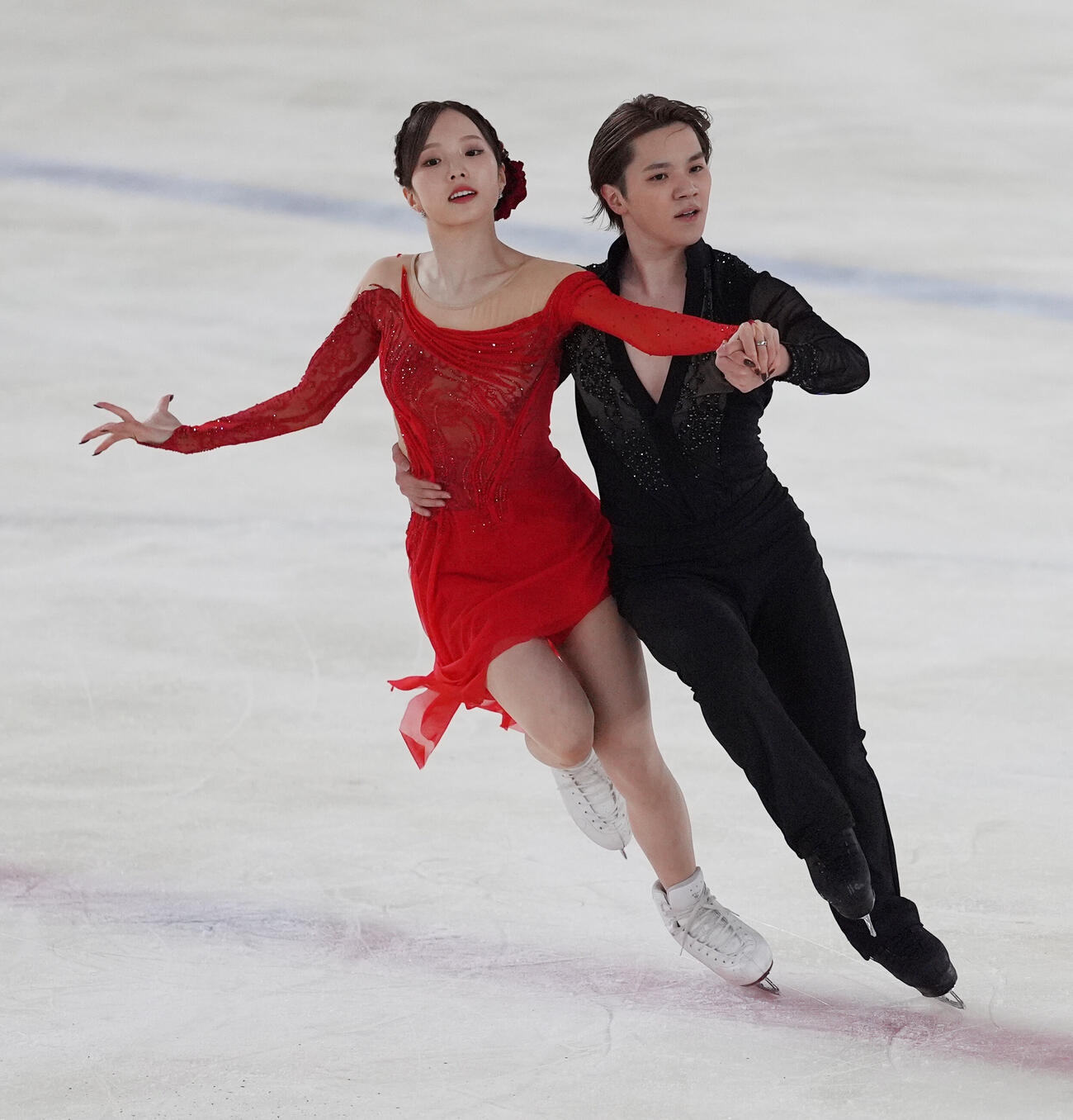 アイスダンスデビュー戦でリズムダンスの演技を披露する本田真凜、宇野昌磨組（撮影・小沢裕）