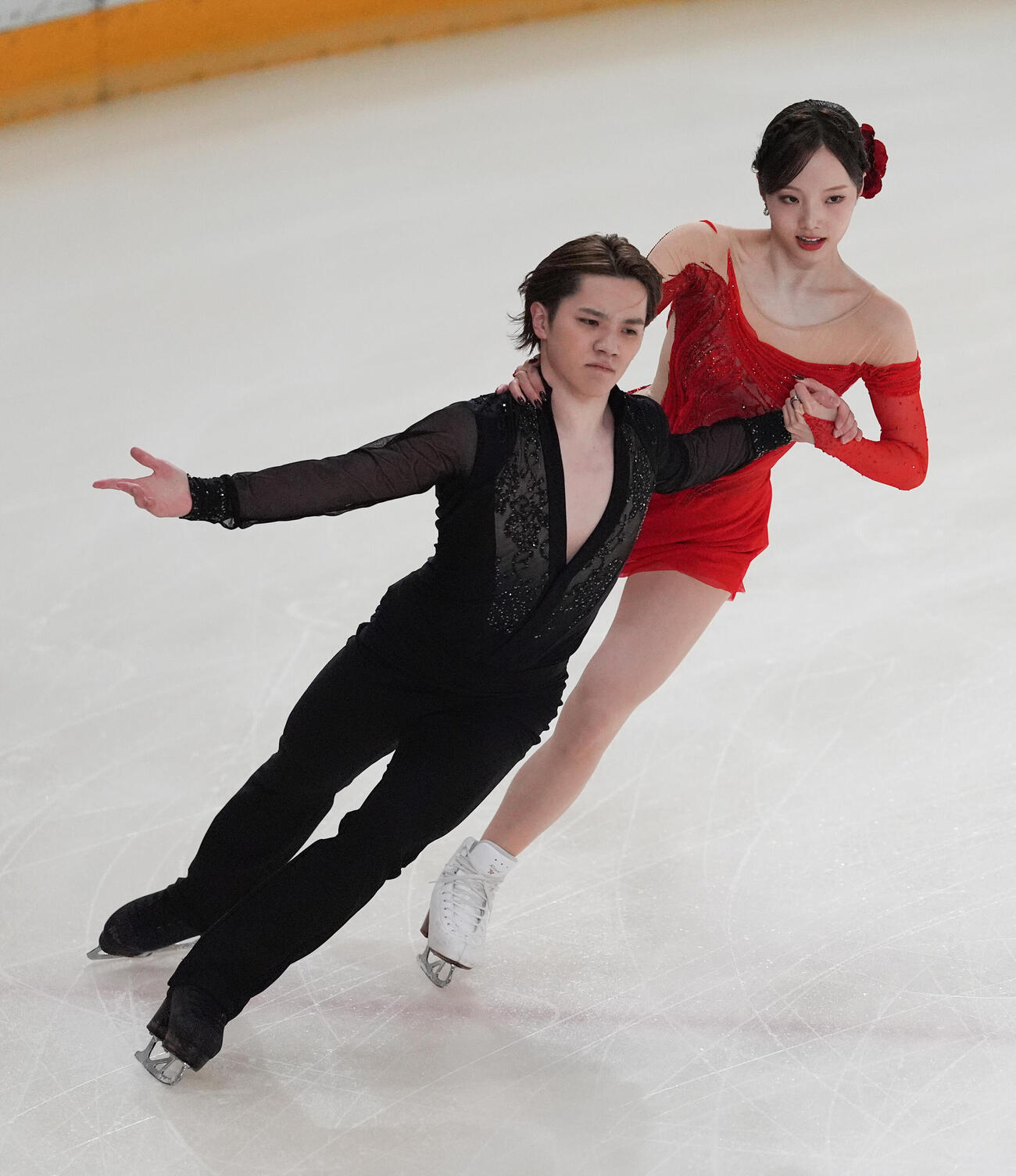 アイスダンスのデビュー戦でリズムダンスを披露する本田真凜、宇野昌磨組（撮影・小沢裕）