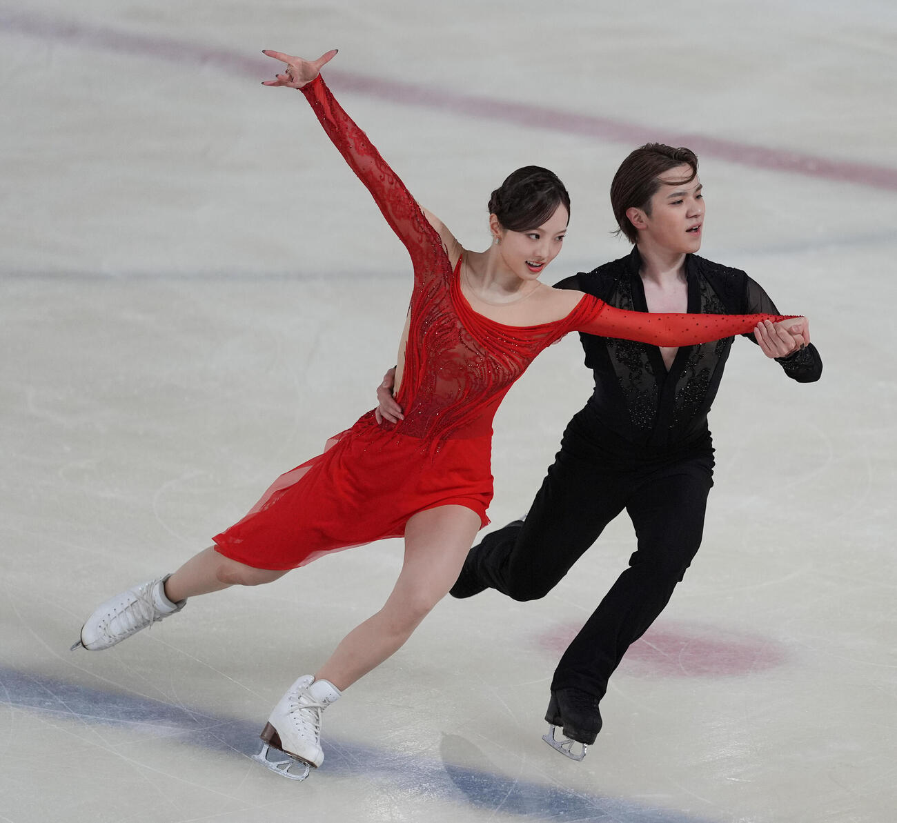 アイスダンスのデビュー戦でリズムダンスを披露する本田真凜、宇野昌磨組（撮影・小沢裕）