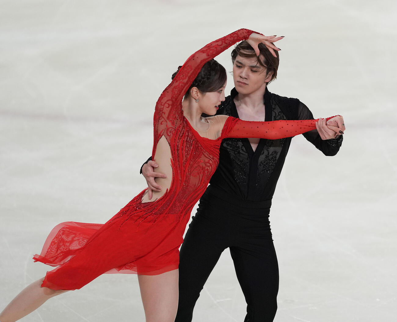 アイスダンスのデビュー戦でリズムダンスを披露する本田真凜、宇野昌磨組（撮影・小沢裕）