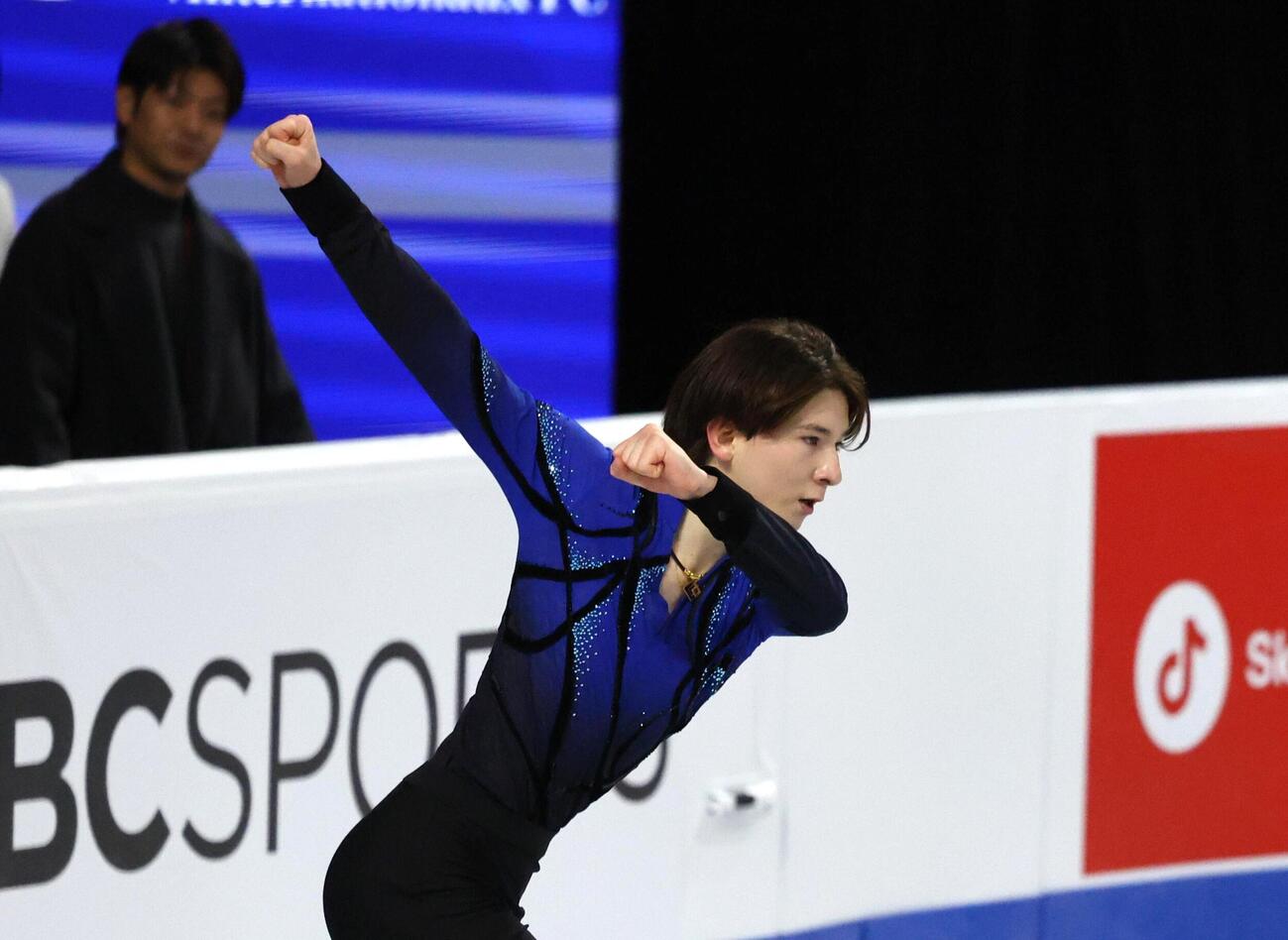 GPシリーズ第2戦スケートカナダ　SPで演技を披露する中田璃士。後ろで見守るのは父誠コーチ（撮影・藤塚大輔）