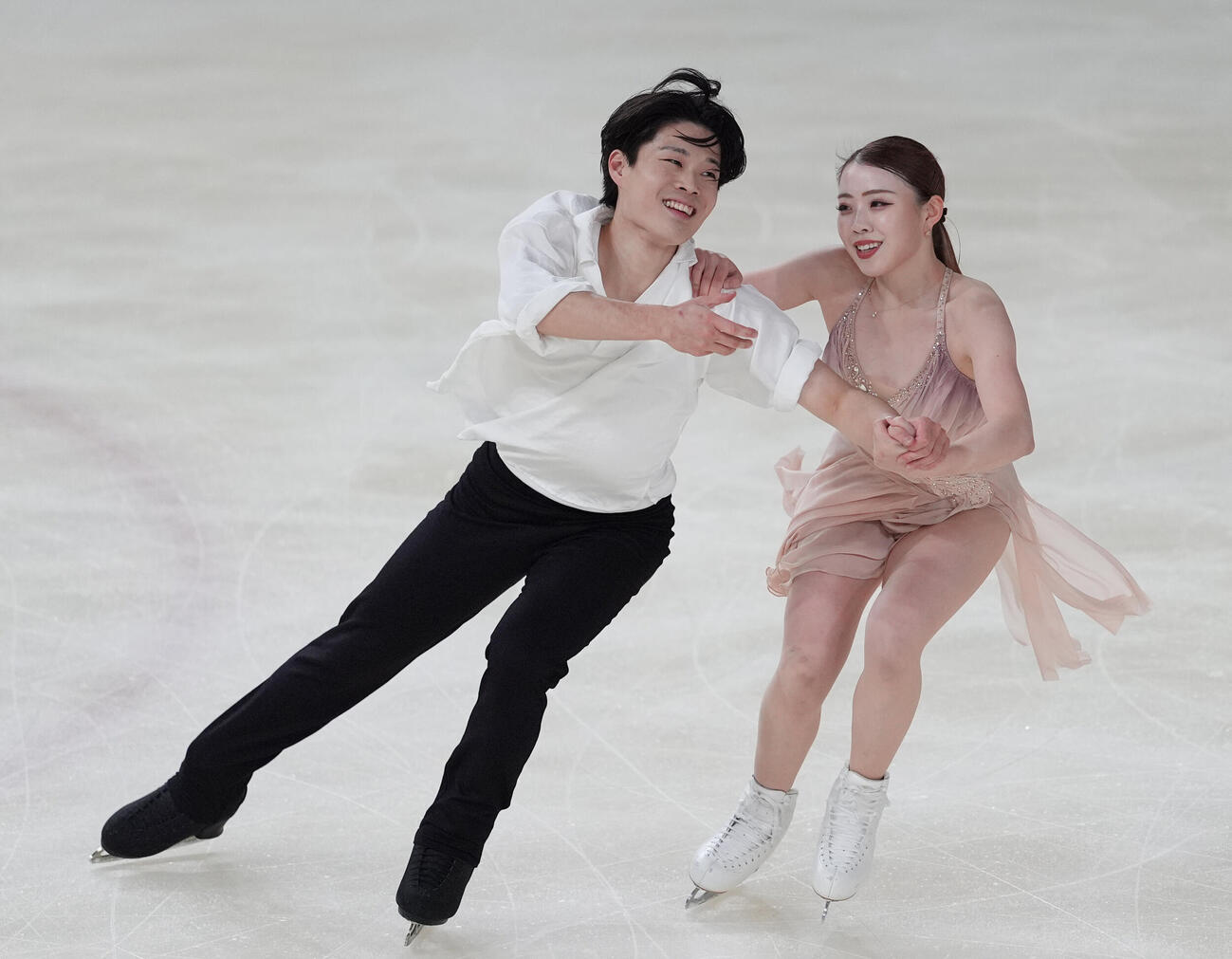 リズムダンスの演技を披露する紀平梨花と西山真瑚組（撮影・小沢裕）