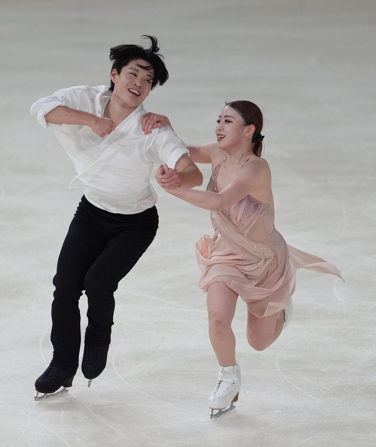リズムダンスの演技を披露する紀平梨花と西山真瑚組（撮影・小沢裕）