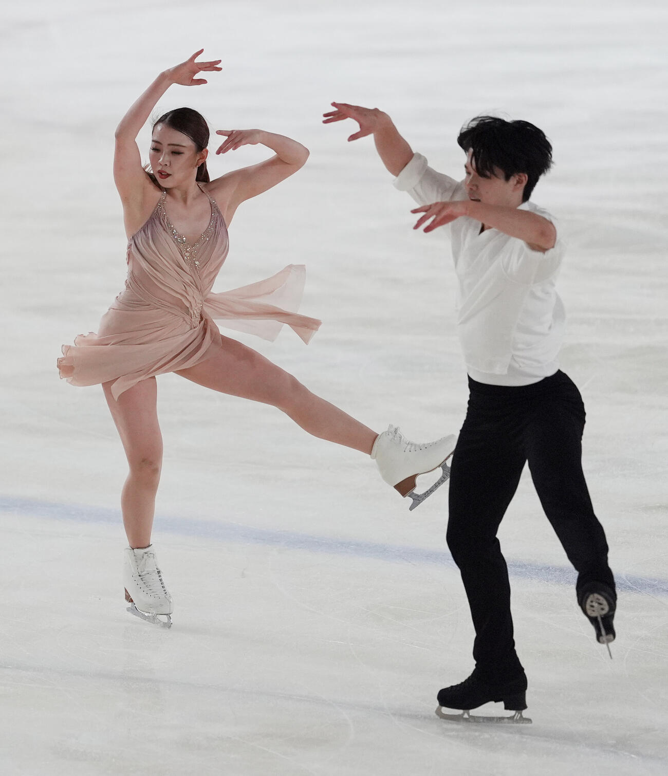 リズムダンスの演技を披露する紀平梨花と西山真瑚組（撮影・小沢裕）