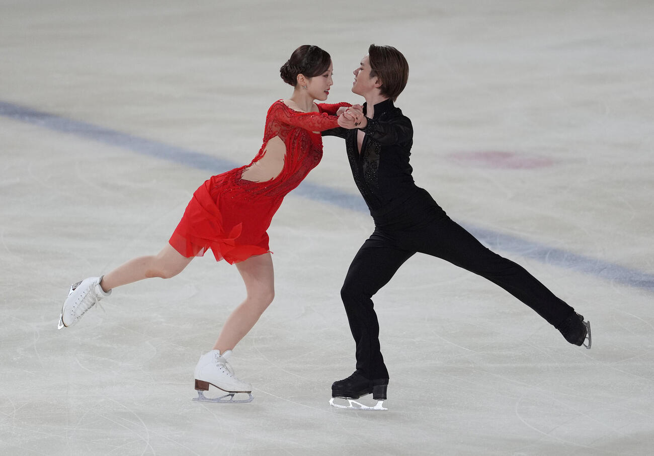 アイスダンスデビュー戦でリズムダンスの演技を披露する本田真凜、宇野昌磨組（撮影・小沢裕）