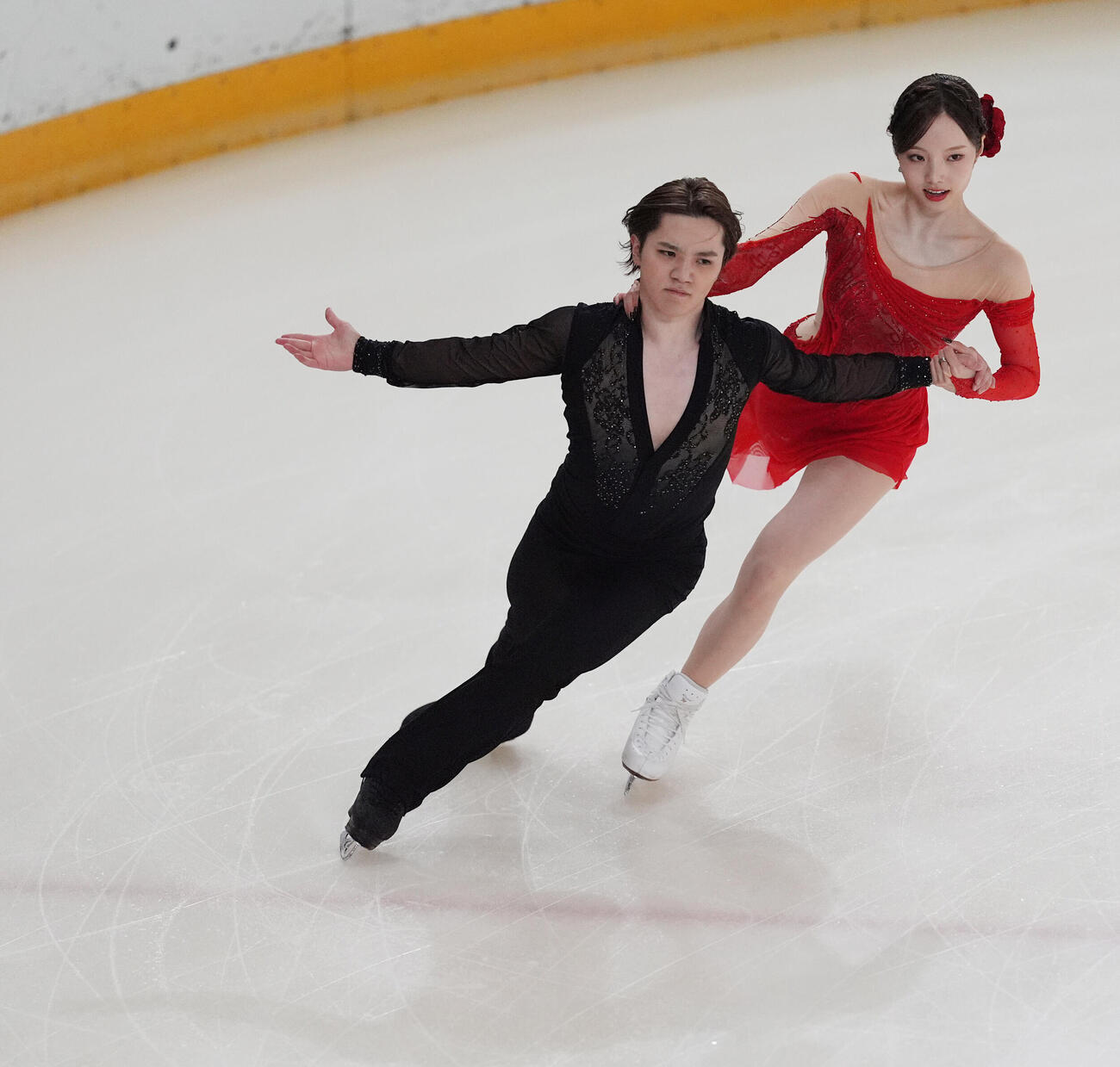 アイスダンスデビュー戦でリズムダンスの演技を披露する本田真凜、宇野昌磨組（撮影・小沢裕）
