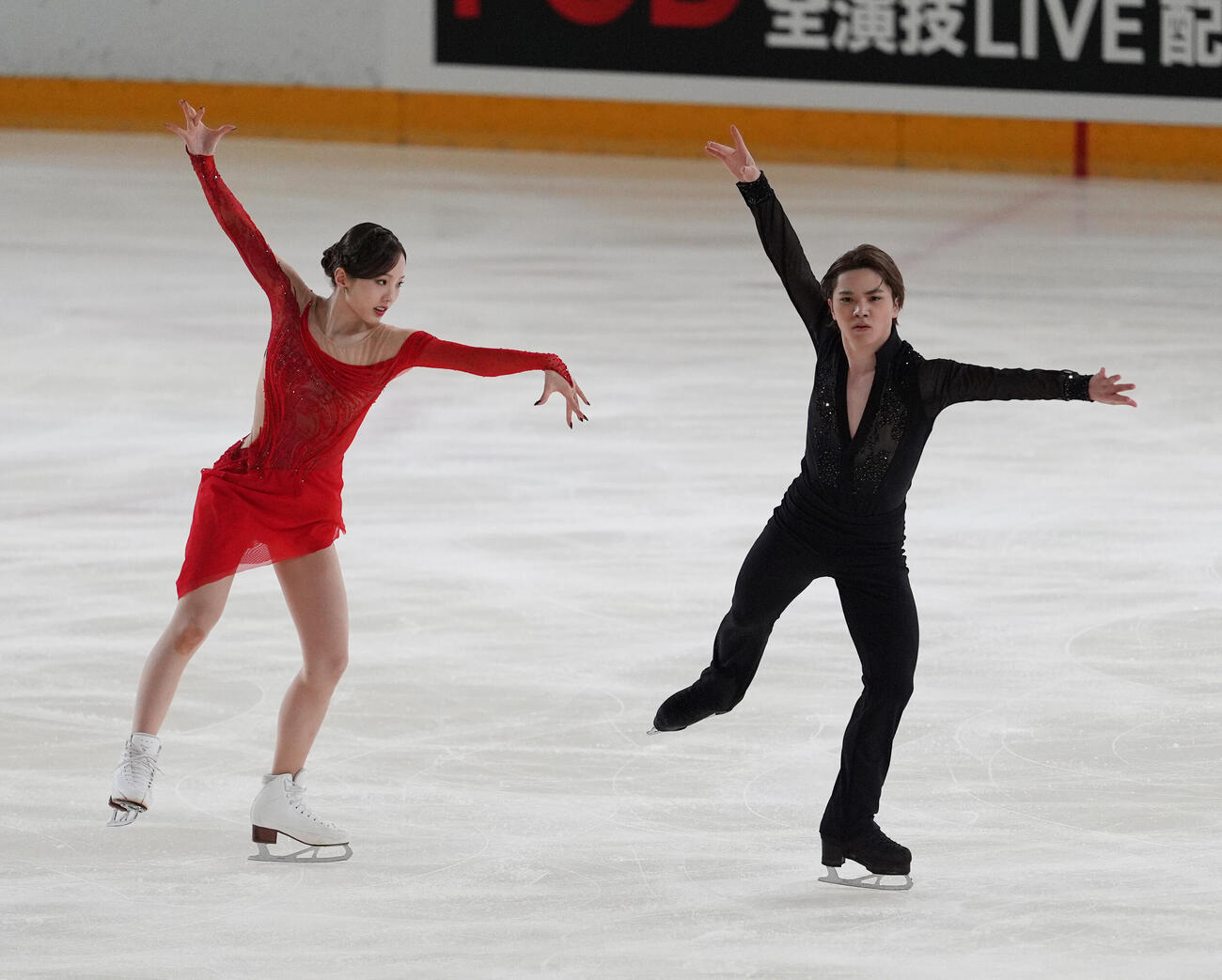 アイスダンスデビュー戦でリズムダンスの演技を披露する本田真凜、宇野昌磨組（撮影・小沢裕）