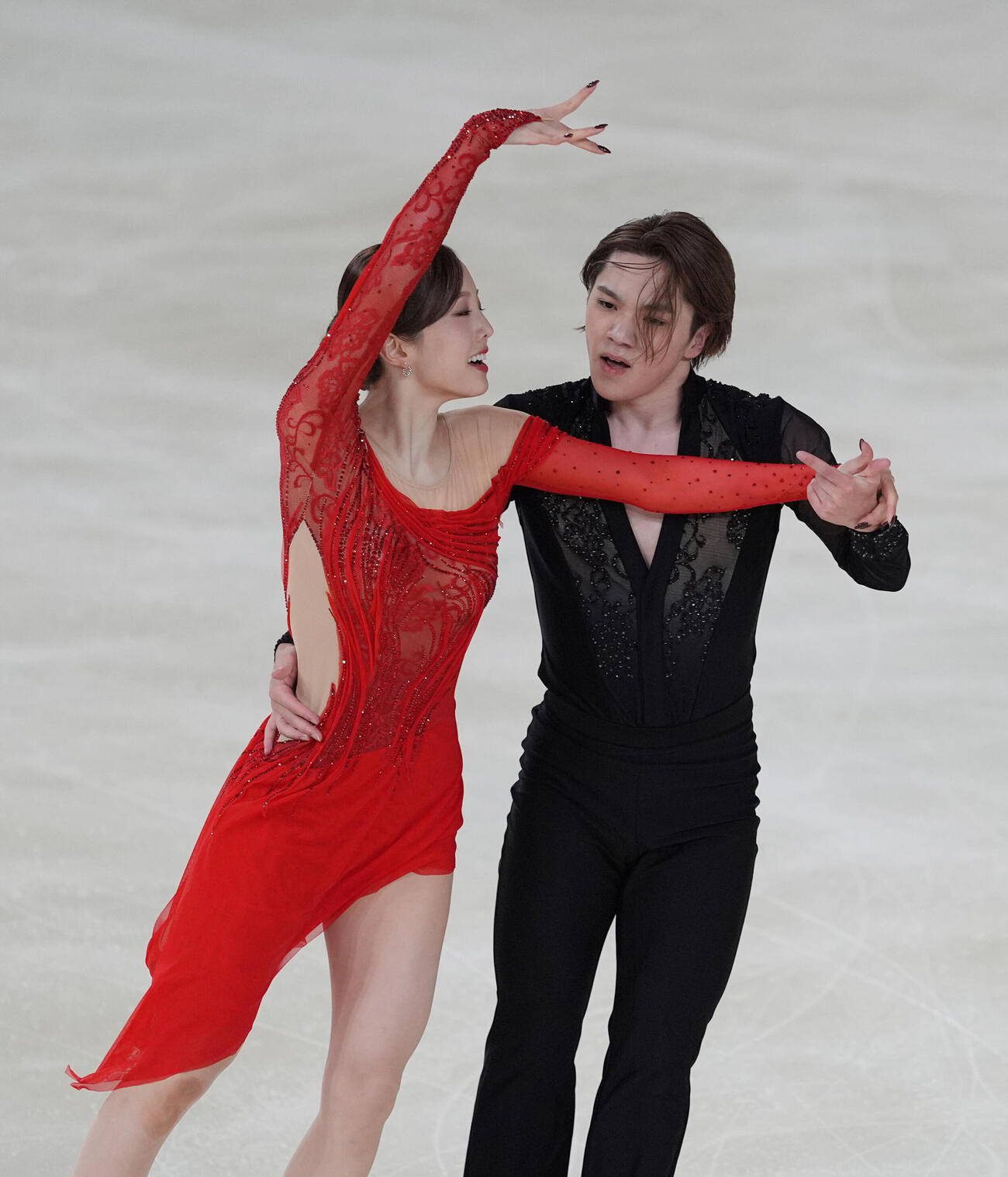 アイスダンスデビュー戦でリズムダンスの演技を披露する本田真凜、宇野昌磨組（撮影・小沢裕）