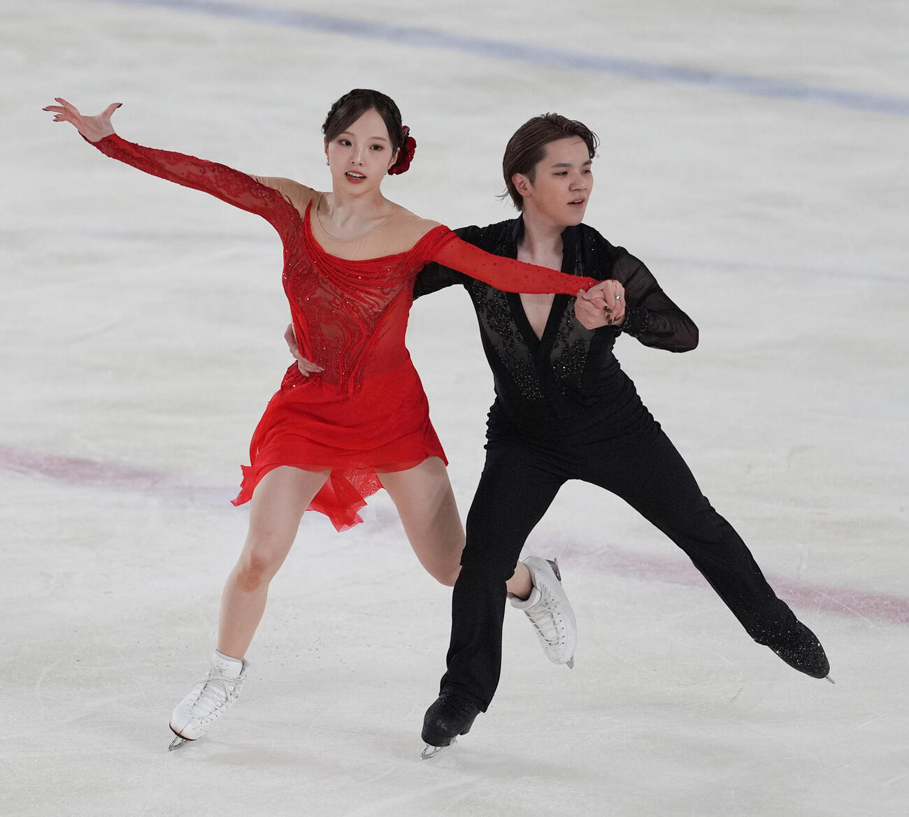 アイスダンスのデビュー戦でリズムダンスを披露する本田真凜、宇野昌磨組（撮影・小沢裕）
