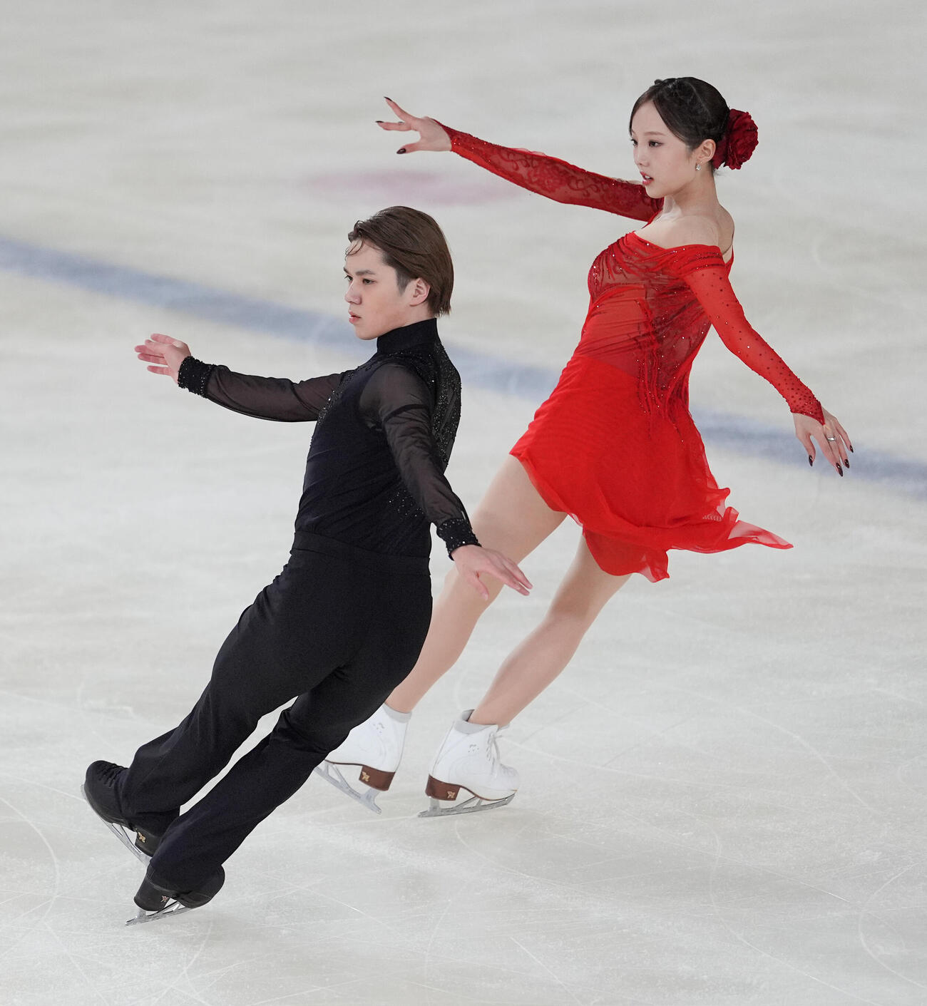 アイスダンスのデビュー戦でリズムダンスを披露する本田真凜、宇野昌磨組（撮影・小沢裕）