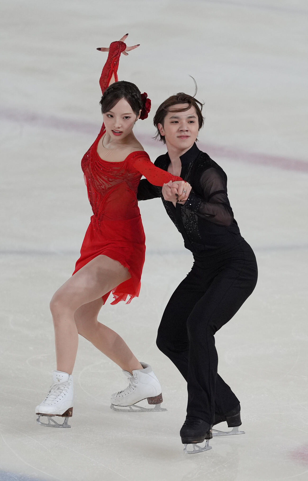アイスダンスデビュー戦でリズムダンスの演技を披露する本田真凜、宇野昌磨組（撮影・小沢裕）