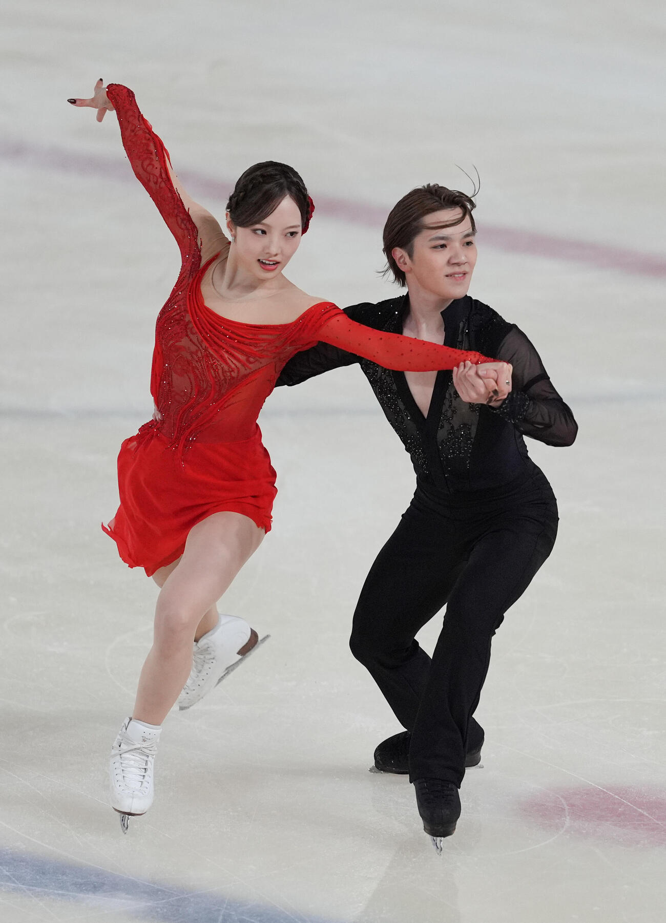 アイスダンスのデビュー戦でリズムダンスを披露する本田真凜、宇野昌磨組（撮影・小沢裕）