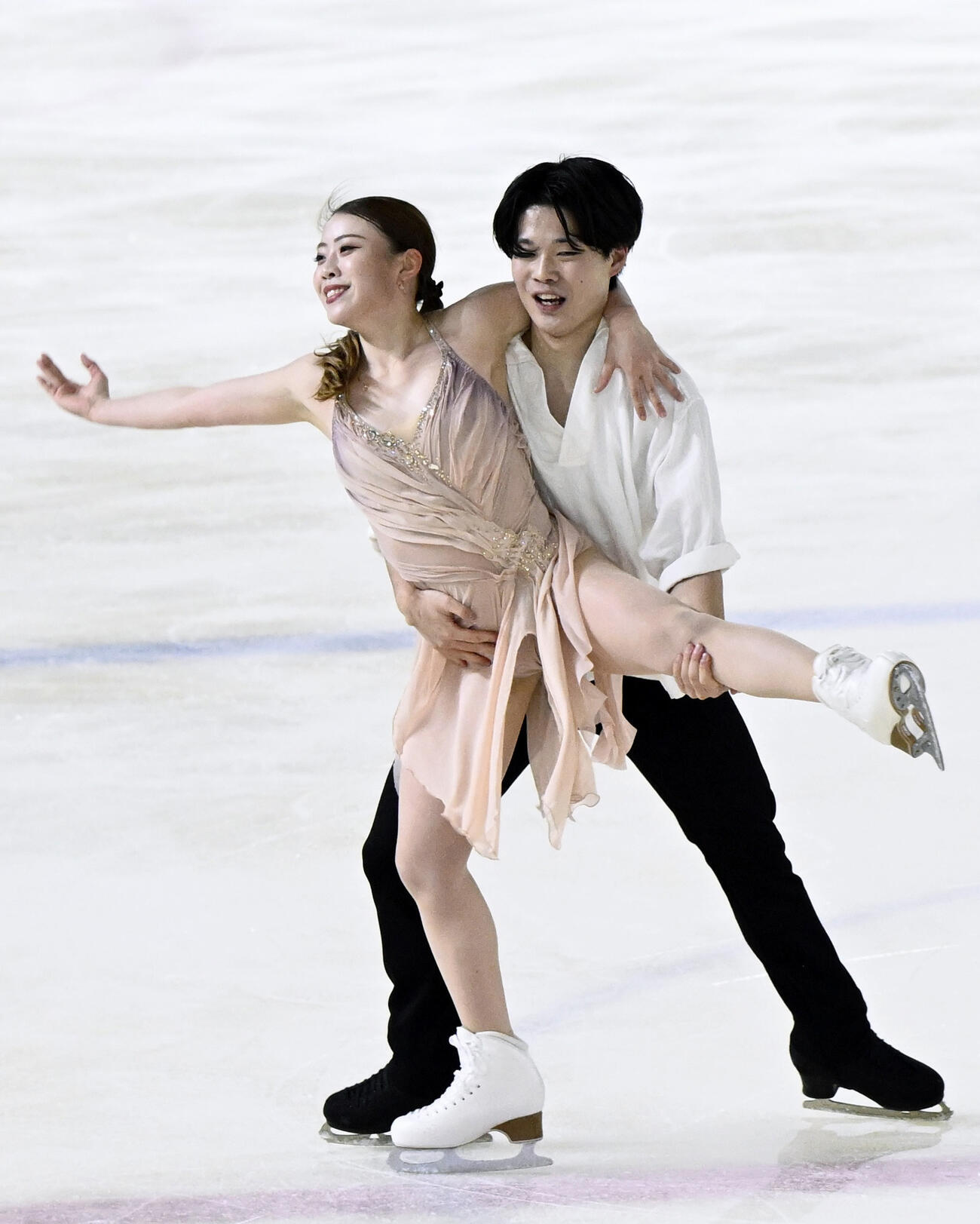 アイスダンスRD　演技する紀平梨花（左）、西山真瑚組（共同）
