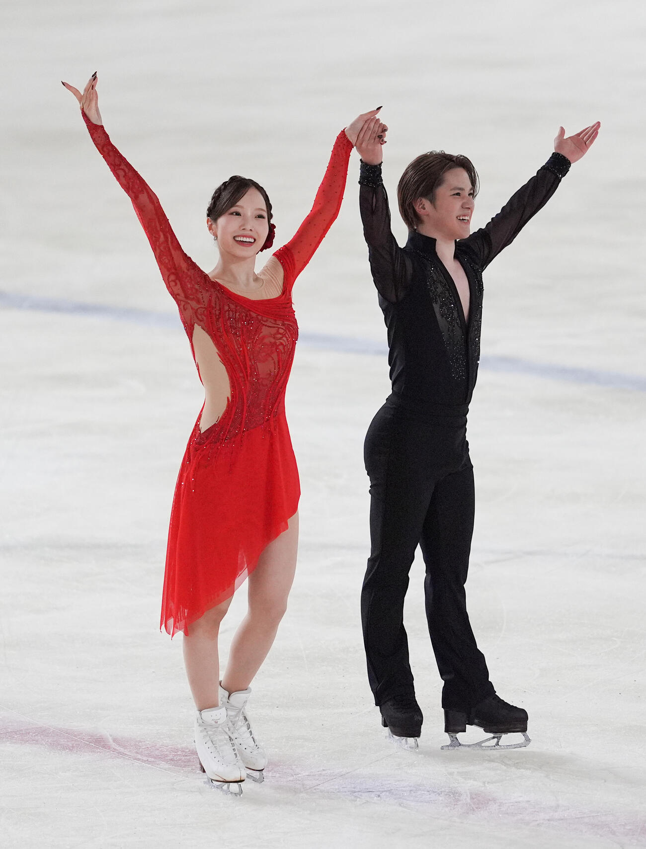 アイスダンスのデビュー戦でリズムダンスの演技を終えスタンドの声援に応える本田真凜、宇野昌磨組（撮影・小沢裕）