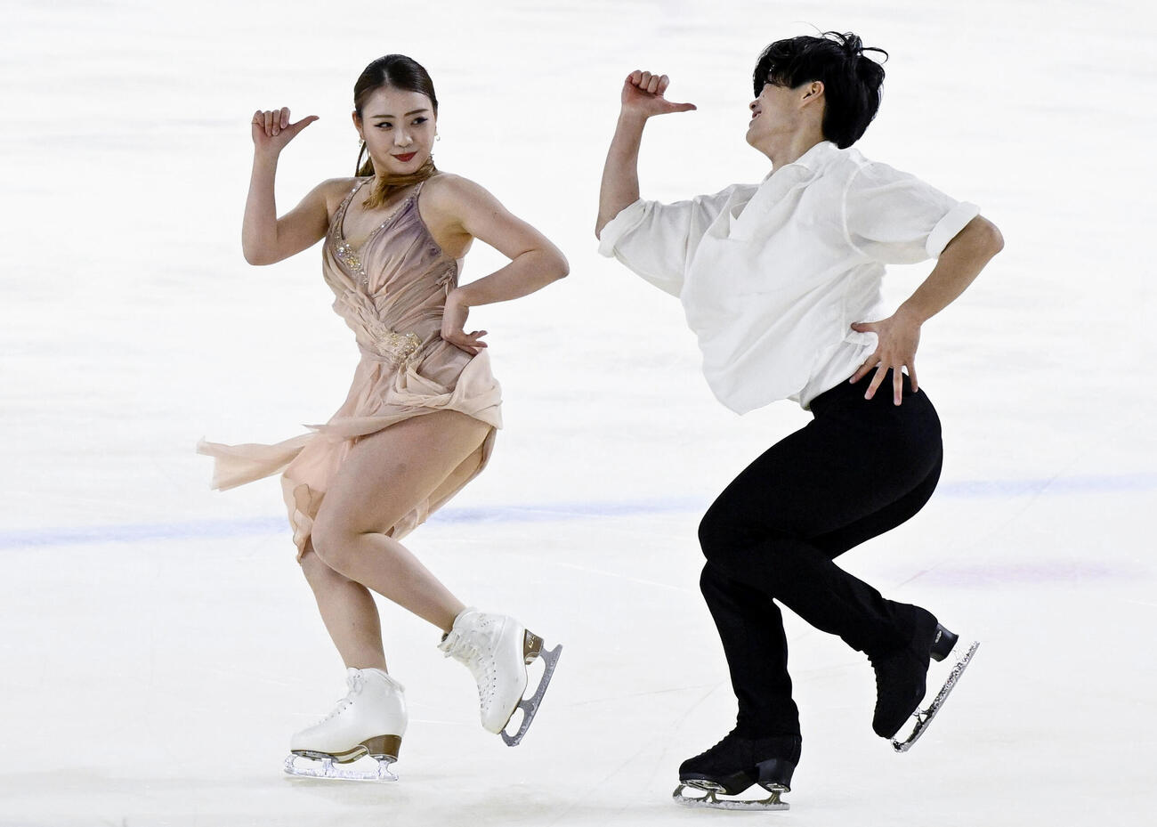 アイスダンスRD　演技する紀平梨花（左）、西山真瑚組（共同）