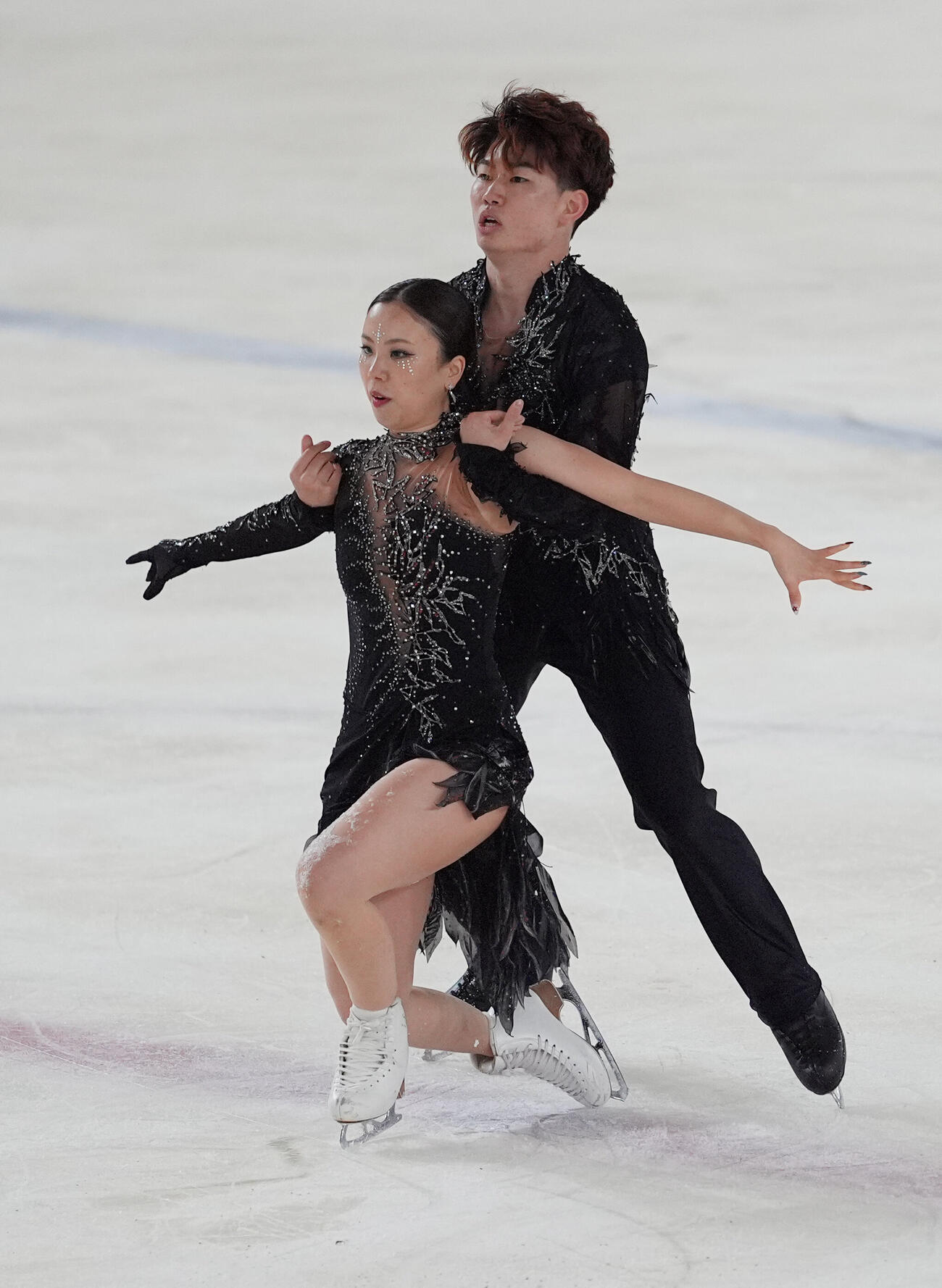 リズムダンスの演技を披露する吉田唄菜、森田真紗也組（撮影・小沢裕）
