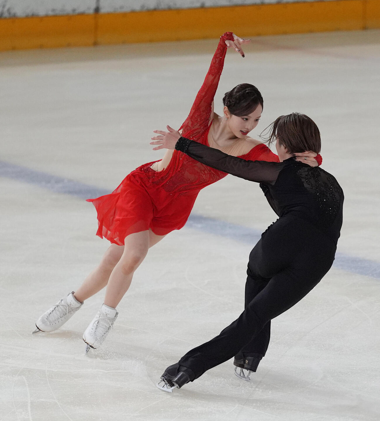 アイスダンスデビュー戦でリズムダンスの演技を披露する本田真凜、宇野昌磨組（撮影・小沢裕）