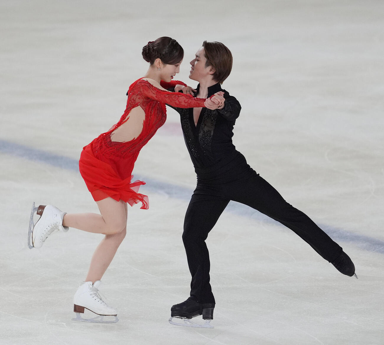 アイスダンスデビュー戦でリズムダンスの演技を披露する本田真凜、宇野昌磨組（撮影・小沢裕）