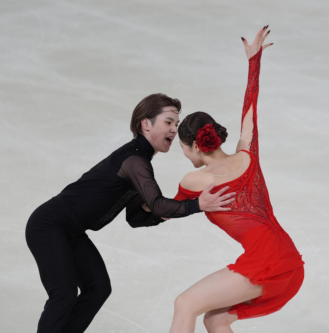 アイスダンスデビュー戦でリズムダンスの演技を披露する本田真凜、宇野昌磨組（撮影・小沢裕）