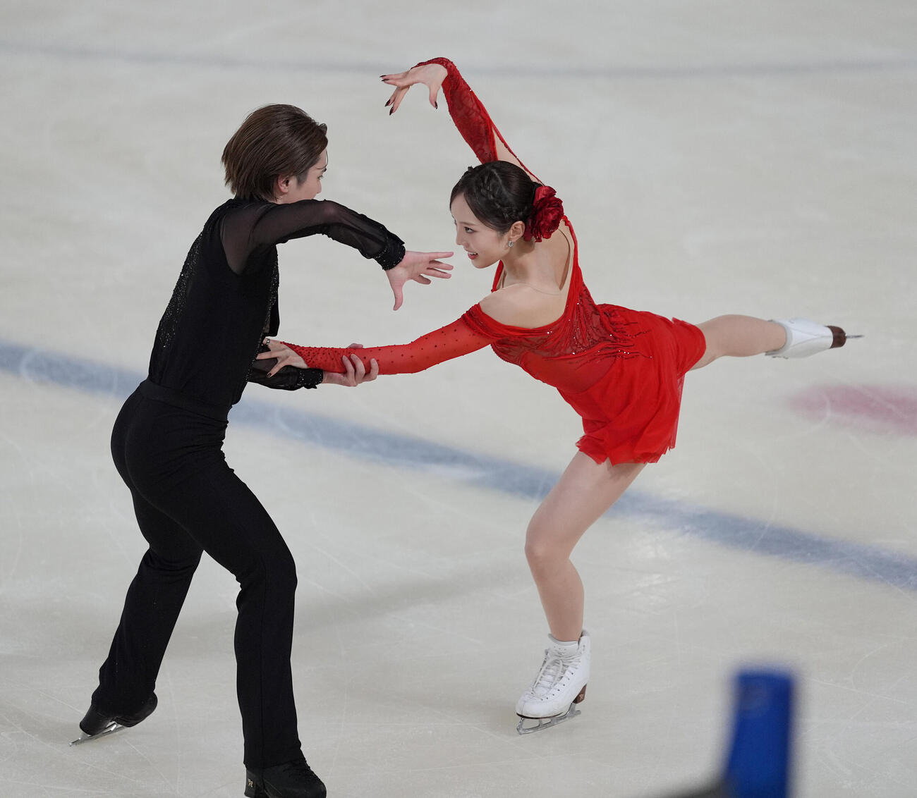 アイスダンスデビュー戦でリズムダンスの演技を披露する本田真凜、宇野昌磨組（撮影・小沢裕）