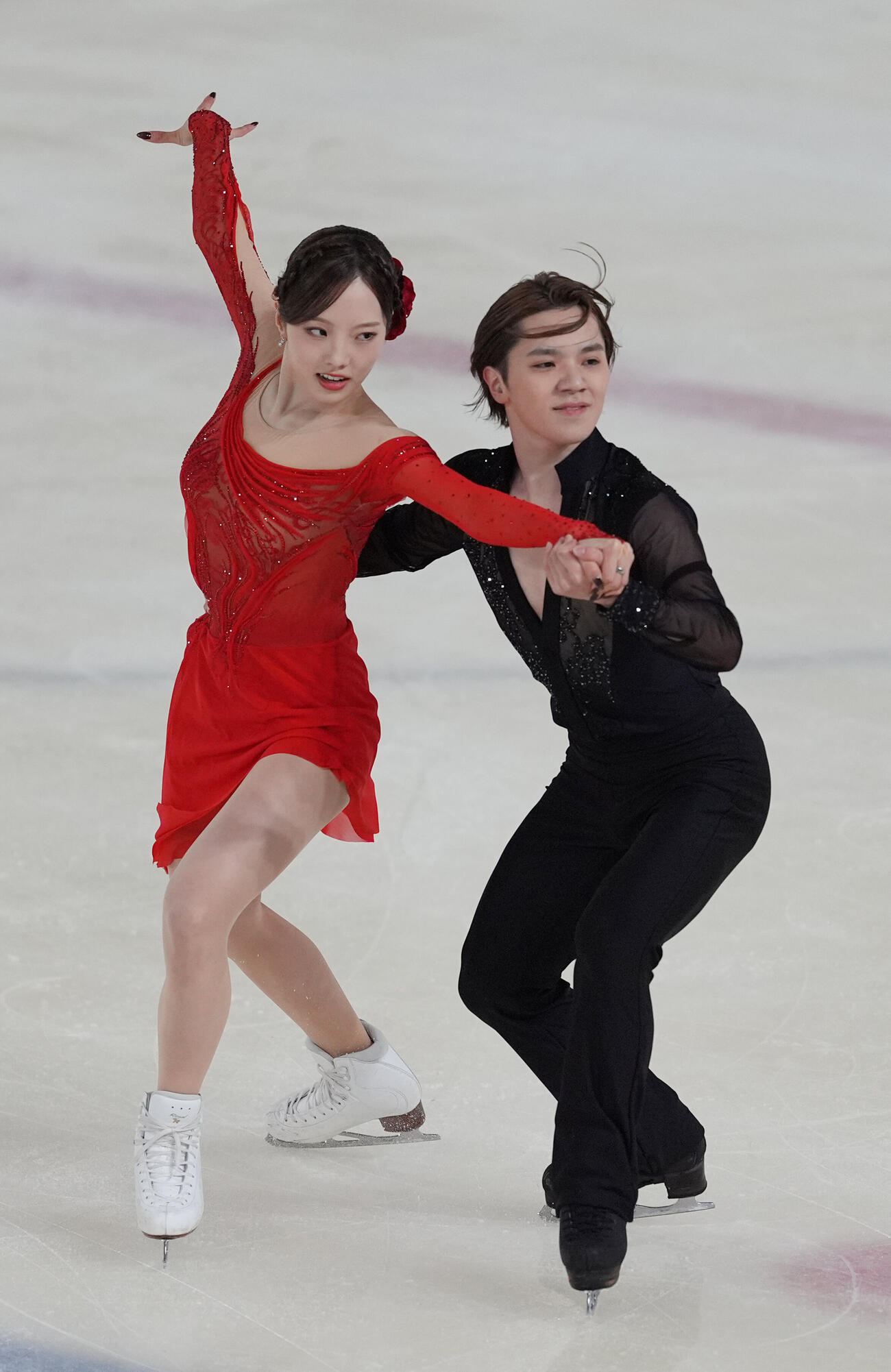 アイスダンスデビュー戦でリズムダンスの演技を披露する本田真凜、宇野昌磨組（撮影・小沢裕）