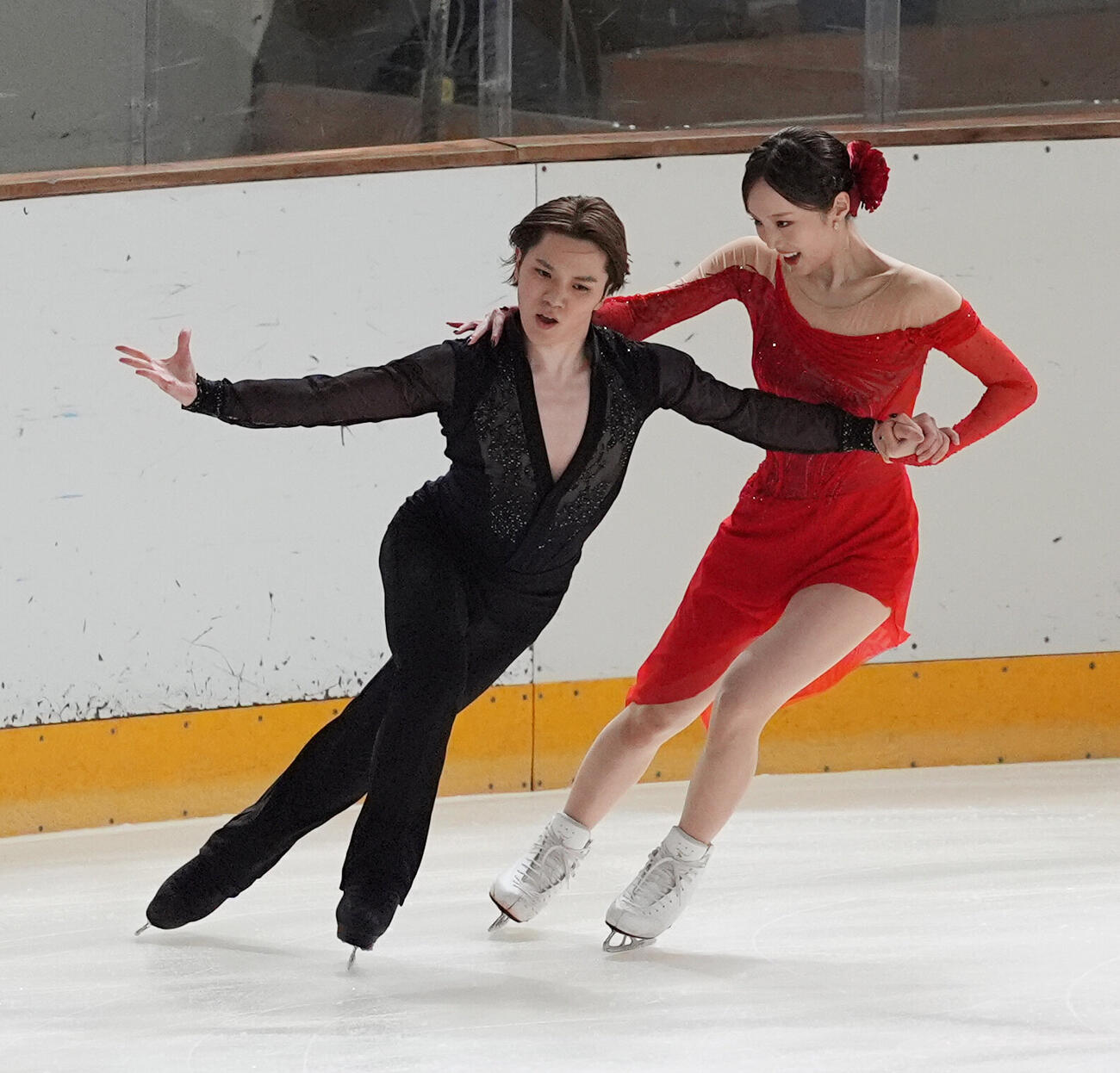 アイスダンスデビュー戦でリズムダンスの演技を披露する本田真凜、宇野昌磨組（撮影・小沢裕）