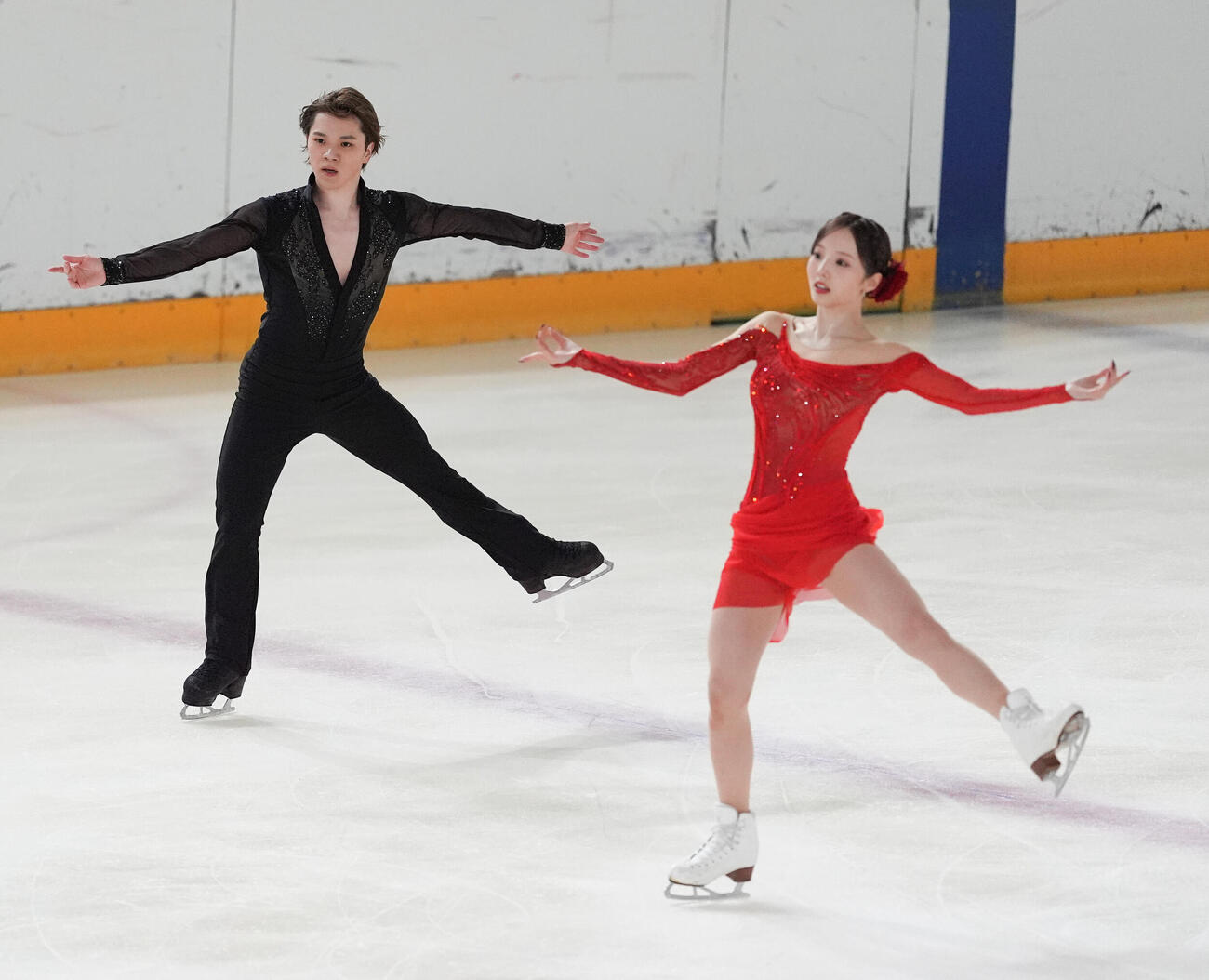 アイスダンスのデビュー戦でリズムダンスを披露する本田真凜、宇野昌磨組（撮影・小沢裕）